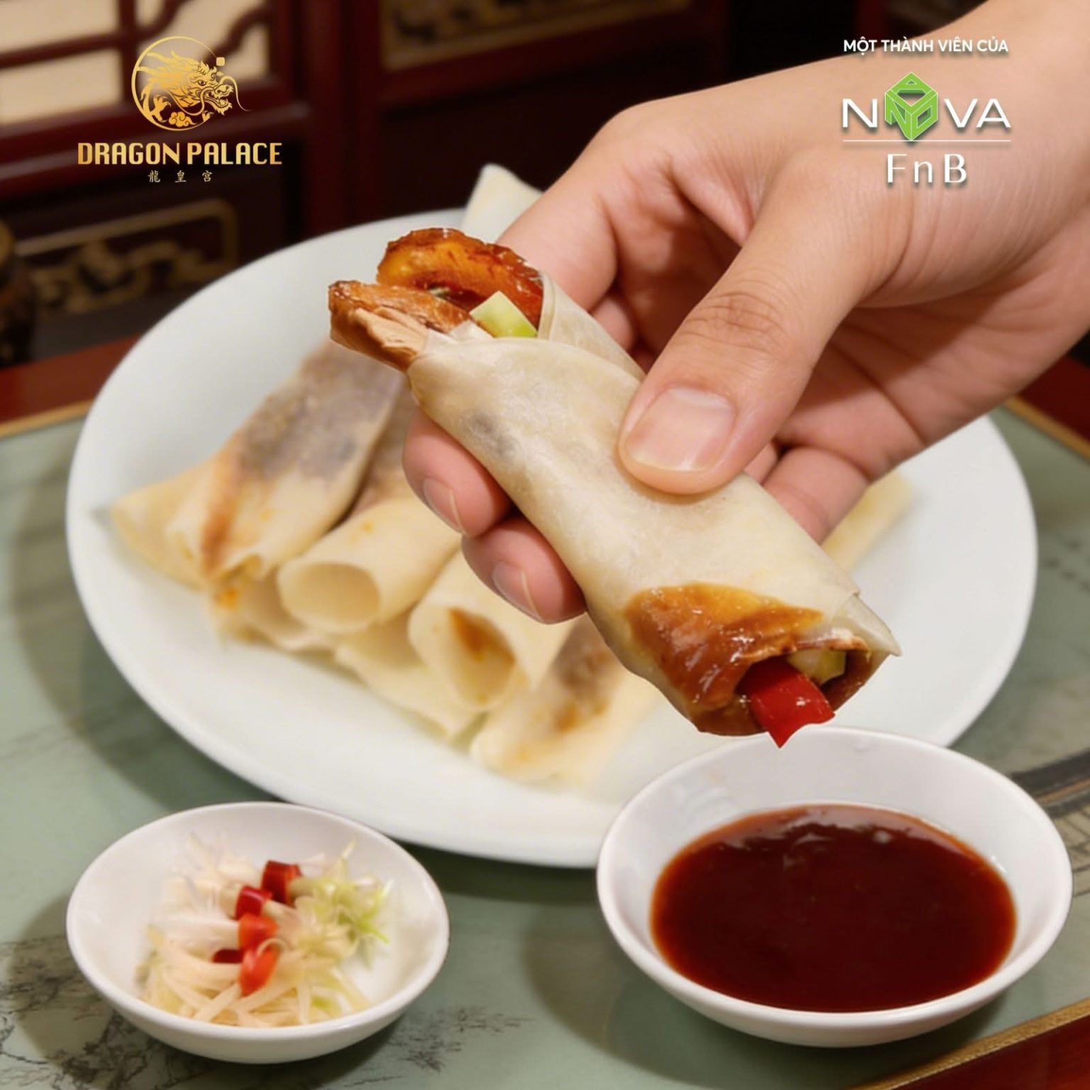 Nước sốt đậm đà – bí quyết làm nên vị ngon trọn vẹn của vịt quay Bắc Kinh quận 1 tại dragon palace.