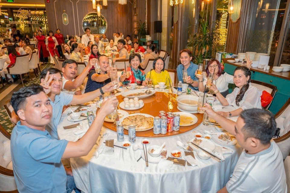 Hình ảnh gia đình quây quần thưởng thức món Trung Quốc tại Sài Gòn gợi nên không khí ấm cúng và đậm đà bản sắc ẩm thực truyền thống.