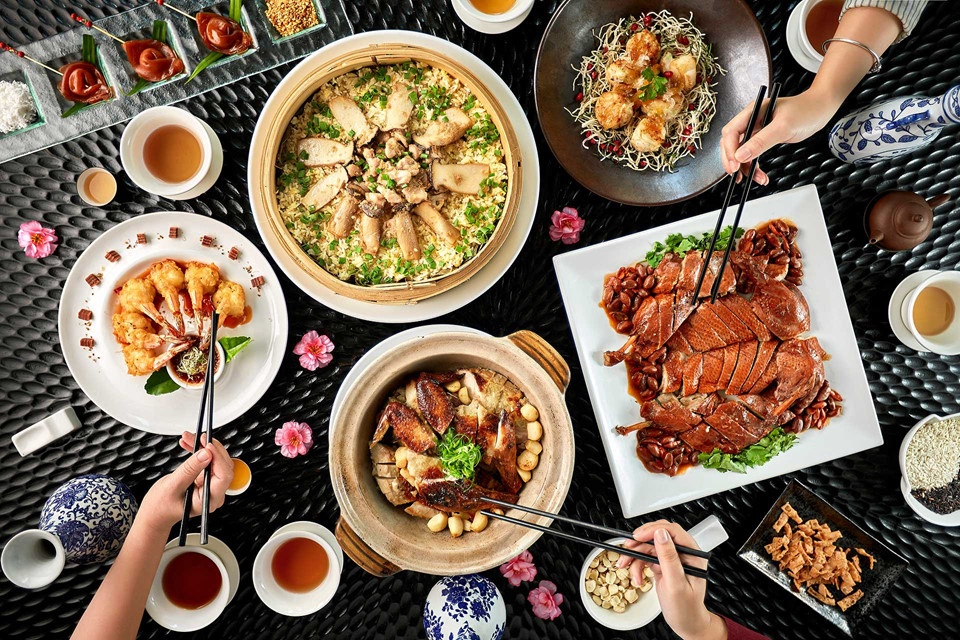 Hình ảnh món ăn Trung Quốc tại Sài Gòn với sắc màu hấp dẫn và cách bày trí tinh tế mang đến trải nghiệm ẩm thực vừa truyền thống vừa hiện đại.