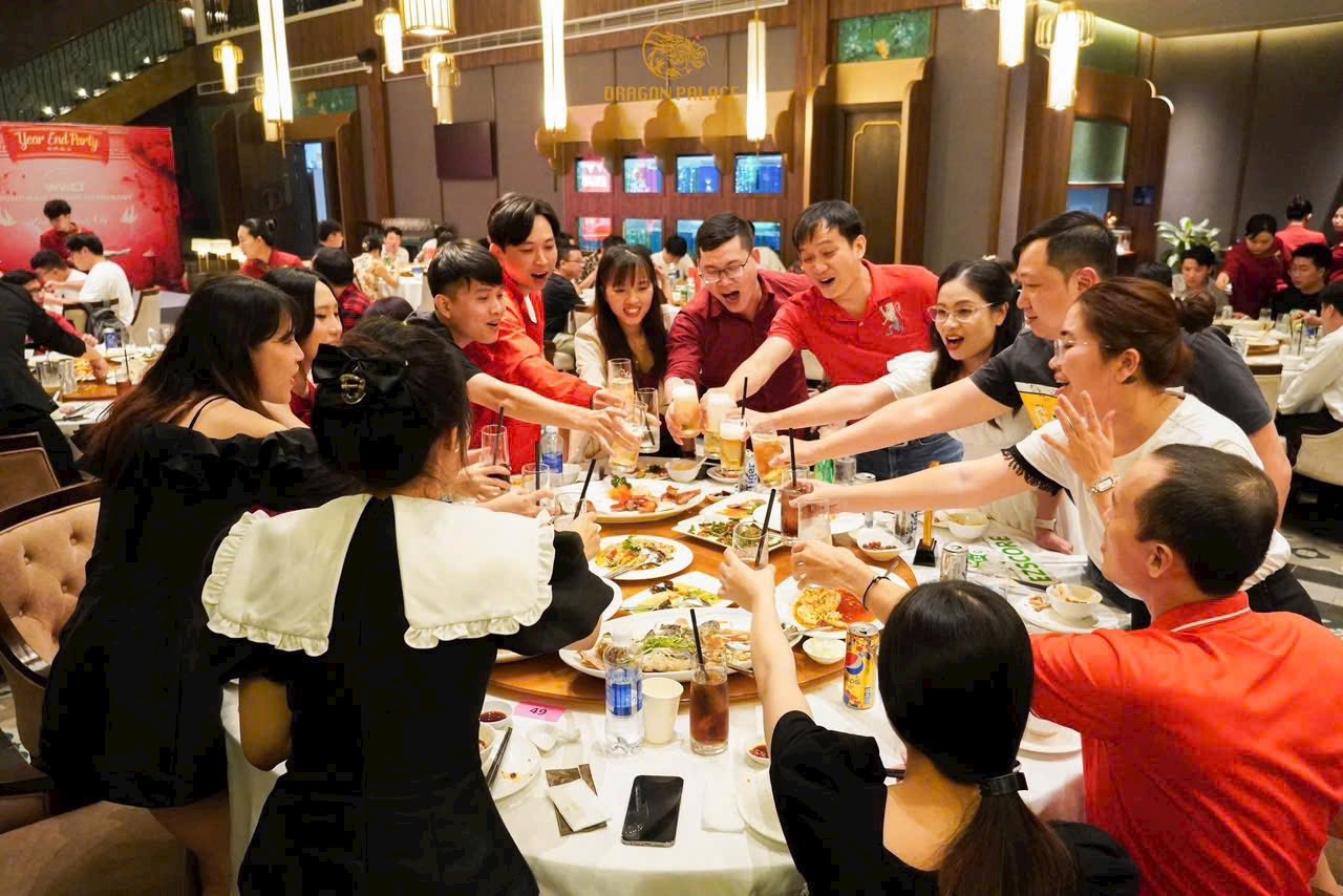 Không khí rộn ràng tại Nhà hàng Dragon với bàn tiệc đông khách, khẳng định sức hút của một nhà hàng trung hoa nổi tiếng tphcm.