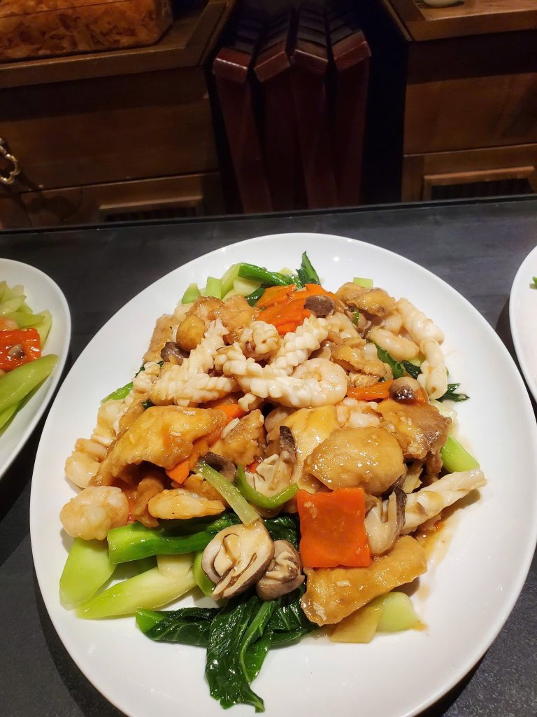 Những món chay tinh tế được bày biện rực rỡ sắc màu trên bàn tiệc, tái hiện trọn vẹn vẻ đẹp thanh tao và chiều sâu hương vị của ẩm thực Trung Hoa truyền thống.