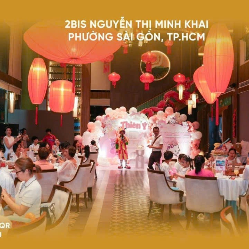 Dragon Palace gây ấn tượng với không gian sang trọng, ánh đèn ấm và họa tiết chạm khắc tinh xảo, tái hiện trọn vẹn vẻ đẹp đẳng cấp của ẩm thực Trung Hoa trong từng góc nhỏ.