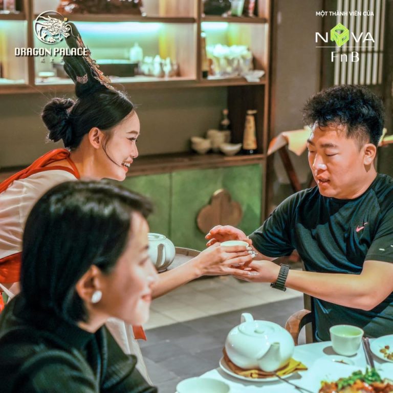 Nhà hàng dimsum Quận 1 phục vụ tinh tế tại bàn, từng xửng dimsum nóng hổi được mang ra trong làn hơi nghi ngút đầy hấp dẫn.