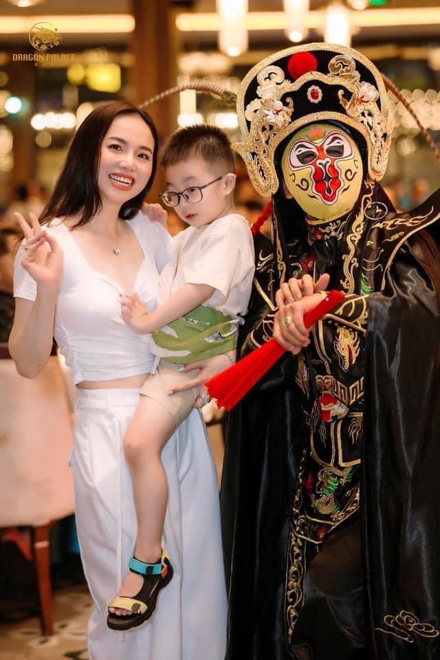 Vịt quay Bắc Kinh tại Nhà hàng Trung Hoa quận 1 nổi bật với lớp da giòn rụm, thịt mềm ngọt và hương vị đậm đà chuẩn Trung Hoa.