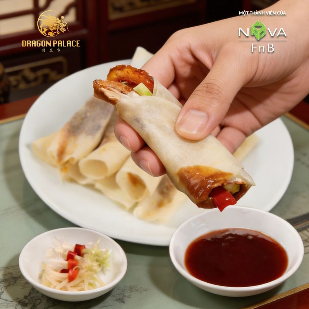 Thưởng thức cuốn vịt quay Bắc Kinh đậm đà cùng bánh tráng mỏng và nước sốt đặc trưng tại Dragon Palace.